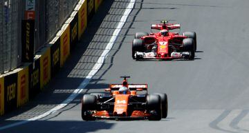 Kimi Raikkonen tras el monoplaza de Fernando Alonso durante la clasificación del GP de Azerbaiyán.