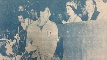 La Reina Isabell II saluda al jugador de la U, Leonel Sánchez. 