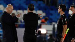 MADRID, 09/05/2021.- El técnico francés del Real Madrid, Zinedine Zidane, conversa con el colegiado Martínez Munuera, a la finalización del encuentro correspondiente a la jornada 34 de primera división que han disputado hoy domingo frente al Sevilla en el