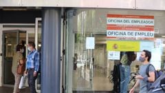 Personas en la puerta de una oficina de empleo de Madrid (Espa&ntilde;a).