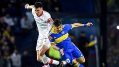 BUENOS AIRES, ARGENTINA - SEPTEMBER 19: Oscar Romero of Boca Juniors fights for the ball with Lucas Carrizo of Huracan during a match between Boca Juniors and Huracan as part of Liga Profesional 2022 at Estadio Alberto J. Armando on September 19, 2022 in Buenos Aires, Argentina. (Photo by Marcelo Endelli/Getty Images)