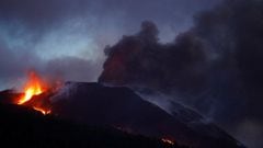 The Cumbre Vieja volcano continues to erupt as seen from El Paso, on the Canary Island of La Palma, Spain, November 28, 2021. REUTERS/Borja Suarez