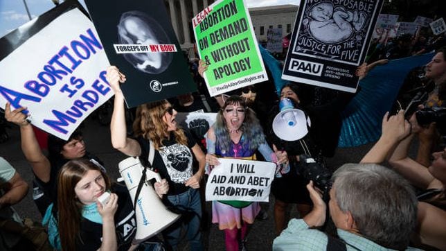 In which states are abortions illegal after US Supreme Court overturned Roe v. Wade?