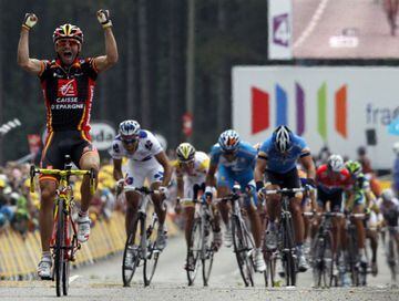 Alejandro Valverde se impone en Plumelec en la primera etapa del Tour de Francia 2008, con la bicicleta tuneada con los colores rojigualdas.