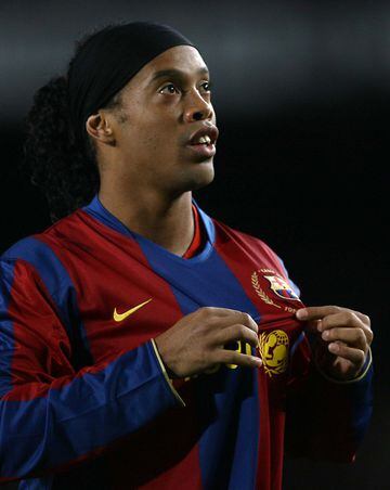 En la temporada 2007/08 Ronaldinho acaba perdiendo la titularidad en favor del recién llegado delantero francés Thierry Henry. En abril de 2008 una nueva lesión terminó de apartar definitivamente al jugador del equipo. En junio de 2008 Pep Guardiola reemp