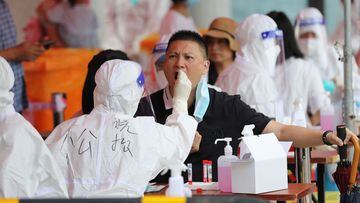 A resident is given Covid-19 nucleic acid test, in Xiamen, southeastern China&#039;s Fujian Province, 14 September 2021. Residents of Fujian province&#039;s city Xiamen went into a lockdown following a recent outbreak. 