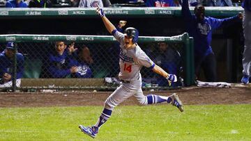 Enrique Hern&aacute;ndez celebra uno de los tres home runs que han permitido clasificarse a Los Angeles Dodgers a las Series Mundiales.