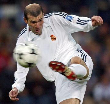 Recién llegado de la Juventus, Zidane no fue indiscutible en su primer temporada como merengue, aunque hizo goles clave como aquel de volea en la final.