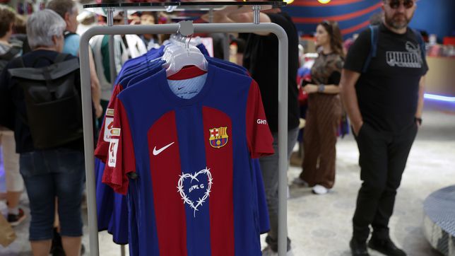 ¿Por qué el Barcelona tiene un corazón blanco en la camiseta y quién es Karol G?