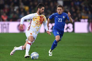 UDINE, ITALY - MARCH 24: Isco (L) of Spain in action against Emanuele Giaccherini of Italy during the international friendly match between Italy and Spain at Stadio Friuli on March 24