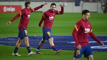 Messi, Lenglet y Alba se ejercitan en el Camp Nou instantes antes de empezar un partido.