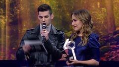 Pablo López gana el premio a la mejor canción y ¡llama a su madre!