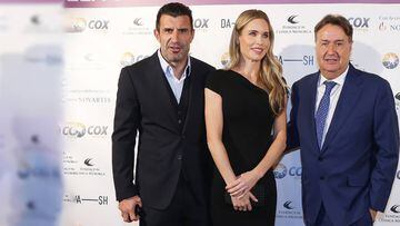 Luis Figo, exfutbolista del Real Madrid, con su esposa, la modelo Helen Svedin y el doctor A&Igrave;ngel Marti&Igrave;n, director de la Cl&Atilde;&shy;nica Menorca.