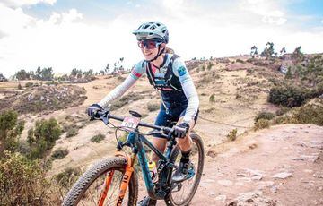 Jen Hanks es una ciclista de mountain bike que padeció cáncer y tuvo que ser operada hasta en cuatro ocasiones. Pese a ello, mientras sufría esta enfermedad, la estadounidense realizó 25 competiciones hasta que, finalmente, logró vencer el cáncer de mama. La ciclista aún sigue en activo.