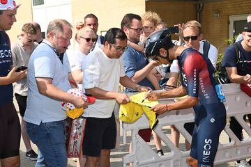 El corredor del Ineos se mostró feliz y compartió con la gente en el inicio de la etapa 1 del Tour de Dinamarca