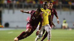 Iv&aacute;n Angulo disputando la pelota con C&aacute;sseres durante el partido entre Venezuela y Colombia por el Sudamericano Sub 20 Chile 2019.