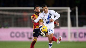 Lecce (Italy), 25/02/2024.- US Lecce's Ahmed Touba (L) and FC Inter Alexis Sanchez (R) in action during the Italian Serie A soccer match between US Lecce and FC Inter, in Lecce, Italy, 25 February 2024. (Italia) EFE/EPA/ABBONDANZA SCURO LEZZI
