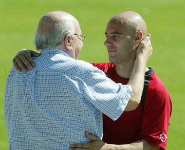 Lázaro Albarracín ha sido muy querido por los jugadores del equipo a lo largo de la historia, y son muchos. En la foto, Lázaro saluda a Movilla en 2004.
