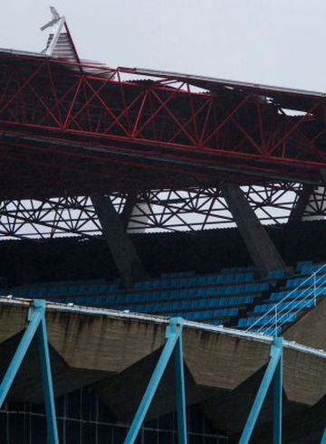 Parte del techo de la grada de Río del estadio de Balaídos ha perdido la cubierta debido al temporal que ha obligado a decretar la alerta roja en las Rías Bajas.