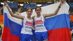 Las marchadoras rusas Anisya Kirdyaplina y Elena Lashmanova posan con la bandera de Rusia tras ganar la plata y el oro en la prueba de 20 kil&oacute;metros marcha en los Mundiales de Atletismo de Mosc&uacute;.