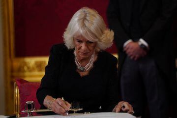 La reina Camilla firma su juramento como reina consorte del Reino Unido de Gran Bretaña e Irlanda del Norte durante el Consejo de Adhesión en el Palacio de St. James.