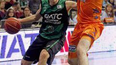 El base del Fiatc Joventut Albert Oliver intenta avanzar ante la defensa del base serbio del Valencia Basket Stefan Markovic.