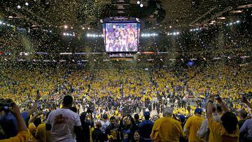 Los aficionados de los Golden State Warriors celebra la victoria en el quinto partido de las Finales de la NBA.