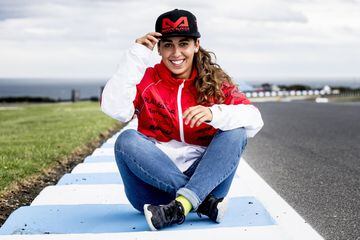 María Herrera ya hizo historia en 2013, entonces se convirtió en la primera mujer que ganó una carrera en el FIM CEV Repsol. La toledana se quedó sin equipo esta temporada al abandonar el de Arguiñano el campeonato y Mahindra se haya acordado de ella para