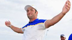 Jon Rahm celebra la victoria de Europa en la  Ryder Cup en el Le Golf National de Par&iacute;s, Francia.
