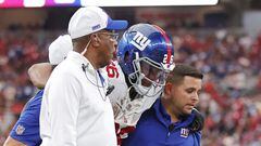 GLENDALE, ARIZONA - SEPTEMBER 17: Saquon Barkley #26 of the New York Giants is helped off the field during the fourth quarter in the game against the Arizona Cardinals at State Farm Stadium on September 17, 2023 in Glendale, Arizona.   Christian Petersen/Getty Images/AFP (Photo by Christian Petersen / GETTY IMAGES NORTH AMERICA / Getty Images via AFP)