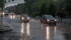Varios coches circulan bajo la lluvia, a 29 de mayo de 2023, en Madrid (España). La Agencia Estatal de Meteorología (Aemet) ha avisado de la alerta naranja en Madrid por la tormenta que ha dejado varias incidencias en la tarde de hoy. Las fuertes lluvias han provocado cortes en carreteras y varias líneas de Metro y ha obligado a desviar varios vuelos en Barajas.
29 MAYO 2023;CAMBIO CLIMATICO;LLUVIA;TORMENTA;TIEMPO;
Ricardo Rubio / Europa Press
29/05/2023
