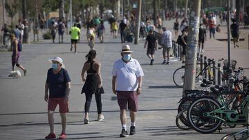 Imagen de la Playa de la Barceloneta llena de gente paseando o haciendo deporte.
