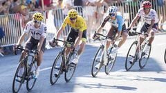 Chris Froome rueda junto a Mikel Landa, Romain Bardet y Alberto Contador en el Tour de Francia 2017.