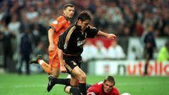 Raúl, with the black shirt in the Champions League final against Valencia.