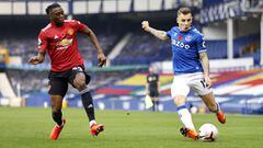 07 November 2020, England, Liverpool: Everton&#039;s Lucas Digne (R) and Manchester United&#039;s Aaron Wan-Bissaka battle for the ball during the English Premier League soccer match between Everton and Manchester United at Goodison Park. Photo: Clive Bru