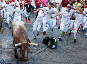 Este 7 de julio serán los toros de la ganadería Núñez del Cuvillo los que recorran las calles de la capital navarra. De esta forma comienza así el primero de los ocho encierros de las fiestas. 