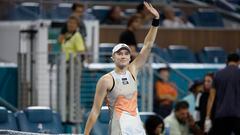 La tenista kazaja Elena Rybakina saluda al público tras su victoria ante Jessica Pegula en las semifinales del WTA 1.000 de Miami.