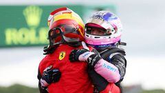 Alonso abraza a Sainz tras su victoria en Silverstone.