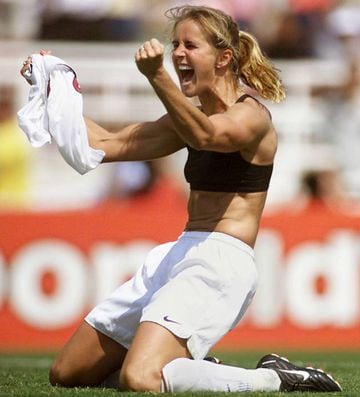 Brandi Chastain of the US celebrates after kicking the winning penalty kick to win the 1999 Women's World Cup final against China 10 July 1999 at the Rose Bowl in Pasadena. The US won 5-4 on penalties.