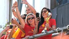 Alexia Putellas y Jennifer Hermoso con el trofeo de la Copa del Mundo durante el recorrido del autobús por las calles de Ibiza.