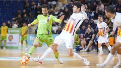 Moslem, jugador de Mallorca Palma Futsal, y Nil Closas, de Industrias Santa Coloma, pelean por el esférico.