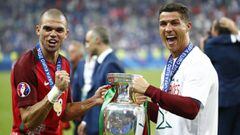 Pepe y Cristiano Ronaldo, campeones de la Eurocopa con Portugal.