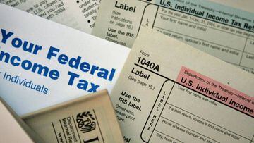 Papeleo para declarar impuestos al IRS v&iacute;a Getty Images.