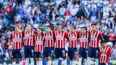 Jugadores de Chivas se abrazan durante el partido de repechaje en contra del Puebla en el Apertura 2022.