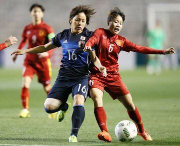 Japan's forward Mana Iwabuchi fights for the ball with Vietnam's midfielder Bui Thuy An.