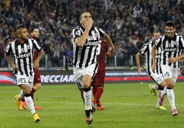 Leonardo Bonucci ya convirtió y Vidal junto a Llorente corren a festejar con él. La Juventus derrotó 3-2 a la Roma en un partidazo.