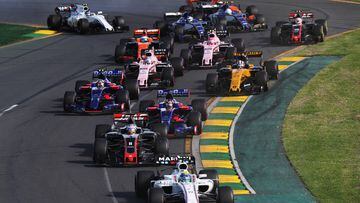 Felipe Massa comanda con el Williams un grupo de coche durante el GP de Australia.