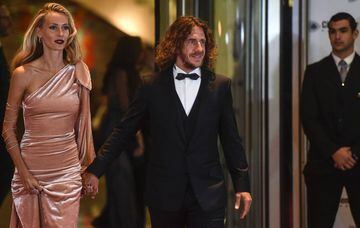 Former Barcelona's football player Carles Puyol and his wife pose on a red carpet upon arrival to attend Argentine football star Lionel Messi and Antonella Roccuzzo's wedding in Rosario, Santa Fe province, Argentina on June 30, 2017.