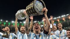 TOPSHOT - Argentina&#039;s Lionel Messi holds the trophy as he celebrates with teammates after winning the Conmebol 2021 Copa America football tournament final match against Brazil at Maracana Stadium in Rio de Janeiro, Brazil, on July 10, 2021. - Argenti