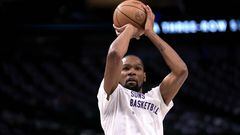DALLAS, TX - FEBRUARY 22: Kevin Durant #35 of the Phoenix Suns warms up before the game against the Dallas Mavericks at American Airlines Center on February 22, 2024 in Dallas, Texas. NOTE TO USER: User expressly acknowledges and agrees that, by downloading and or using this photograph, User is consenting to the terms and conditions of the Getty Images License Agreement.   Ron Jenkins/Getty Images/AFP (Photo by Ron Jenkins / GETTY IMAGES NORTH AMERICA / Getty Images via AFP)